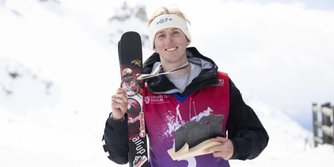 Andri Ragettli schafft es im letzten Wettkampf der Saison noch erstmals auf das oberste Treppchen. andri ragettli