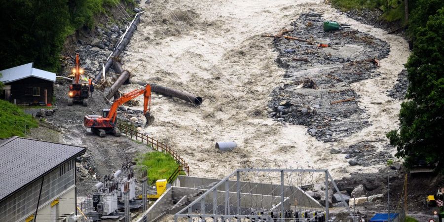 In den Schweizer Kantons Graubünden und Wallis gab es zahlreiche Gewitter und heftige Niederschläge, Hochwasser und einen Bergsturz.