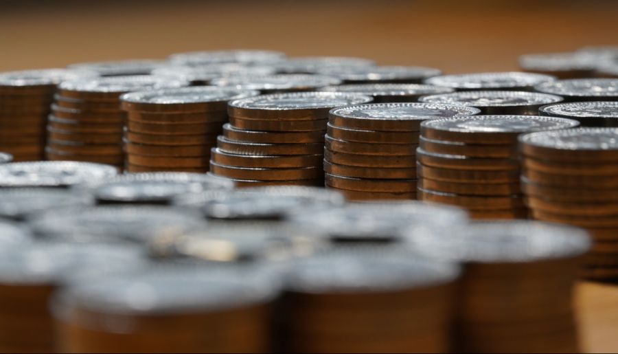 Dank des starken Frankens und tiefer Inflation in der Schweiz können sich Schweizerinnen und Schweizer im Ausland mehr leisten.
