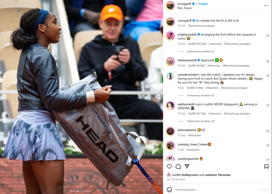 Staunen bei Coco Gauff: Ihre Tasche ist beim Erstrunden-Spiel an den French Open leer.