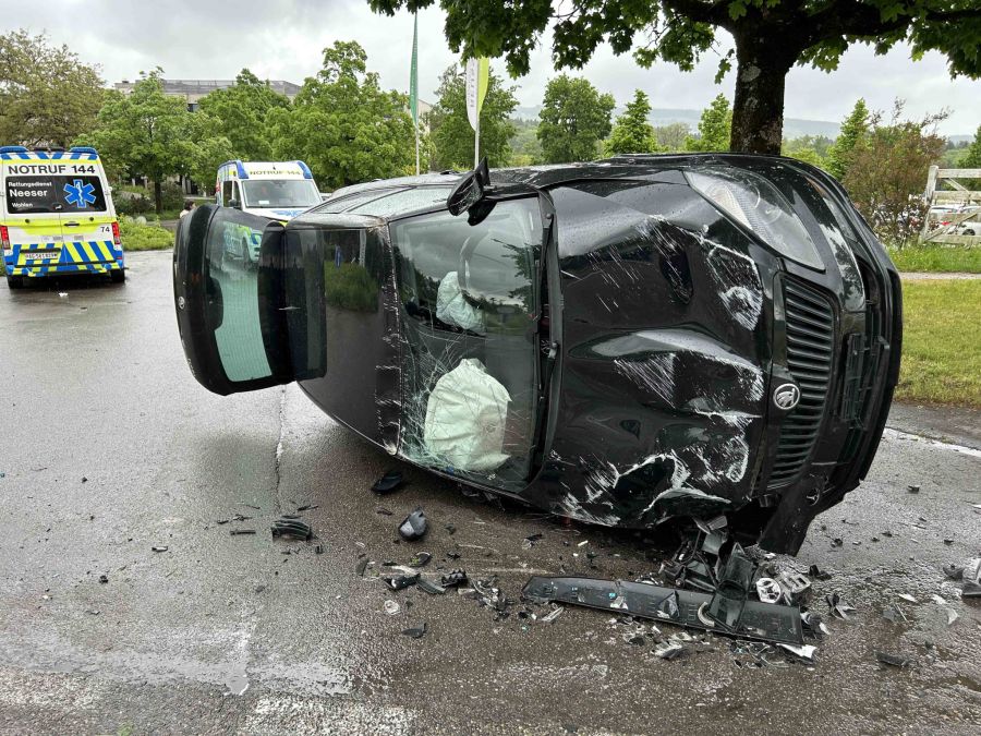 Ein Auto überschlug sich aufgrund der Kollision.