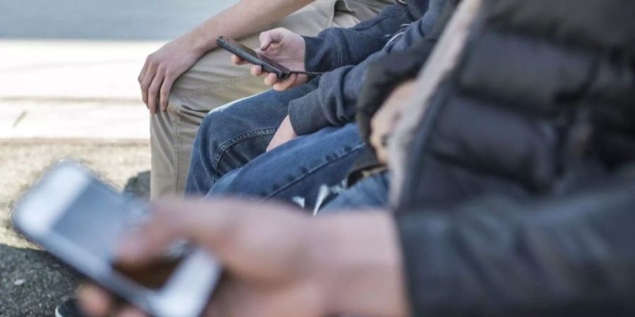 Schülerinnen und Schüler dürfen ihre Smartphones im Kanton Nidwalden künftig nicht mehr verwenden.