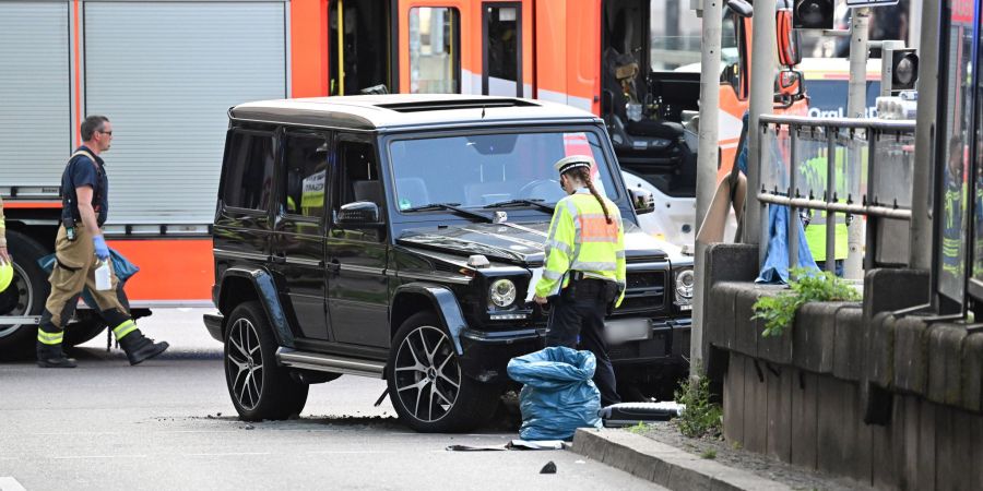 Beim Unfallauto handelt es sich um eine Mercedes-G-Klasse, einen Luxus-Geländewagen.