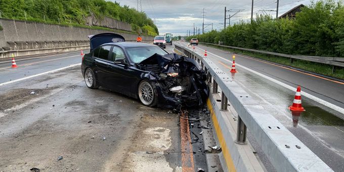 Auf der A4 ist ein Autofahrer mit der Leitplanke kollidiert. Kollision mit Leitplanke