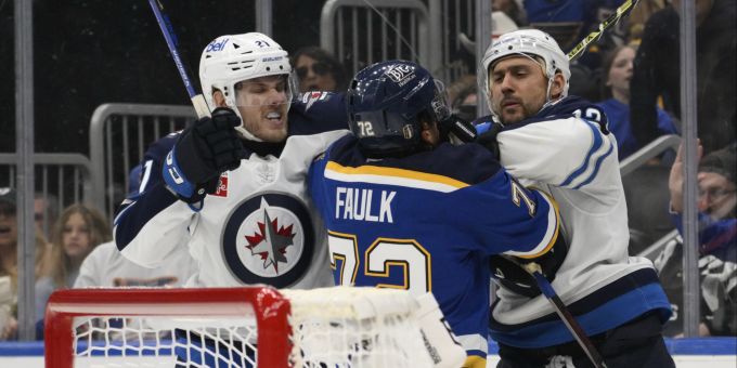 Nino Niederreiter (r.) und die Winnipeg Jets müssen in der NHL einen Dämpfer hinnehmen. NHL