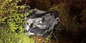 Mann schwer verletzt - Auto landet in Lützelflüh BE im Dürrbach