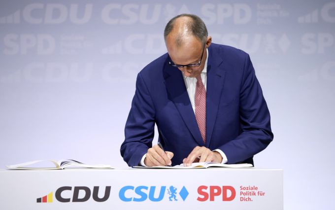Hier unterschreibt Friedrich Merz den Koalitionsvertrag. Merz