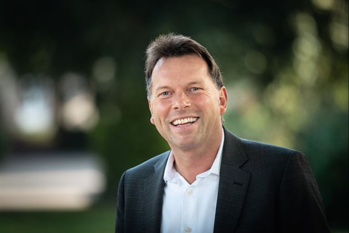 Frank Hilker ist Bürgermeister von Detmold. So gut gelaunt wie auf diesem Foto war er nach dem Kugel-Streich eindeutig nicht. Detmold rosa Kugel Kunstwerk