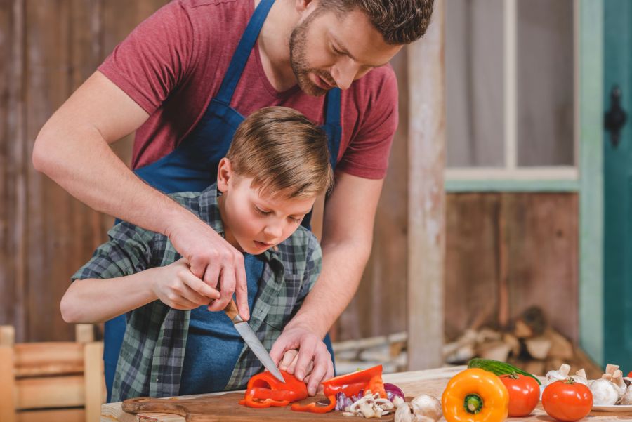 kind kochen zusammen familienessen stressfrei