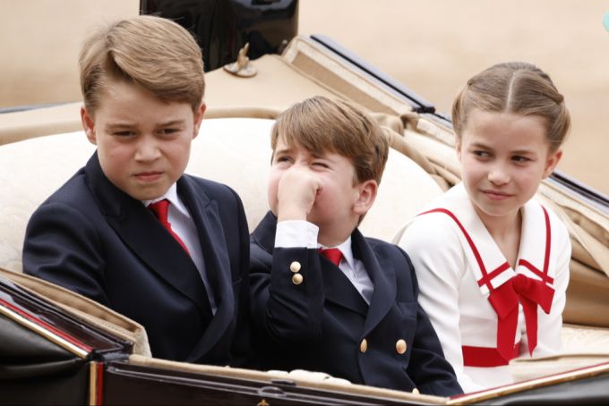 Auf ihre Brüder hat Prinzessin Charlotte immer ein wachsames Auge. prinzessin charlotte