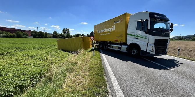 Lastwagenanhänger kippt