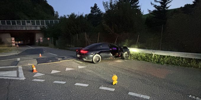Das Fahrzeug, das in die Verfolgungsjagd involviert war, war stark beschädigt und musste abgeschleppt werden. Fluchtfahrt Unfall