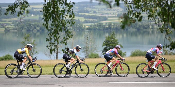 Marlen Reusser (links) führt die Tour de Suisse weiter an. Tour de Suisse