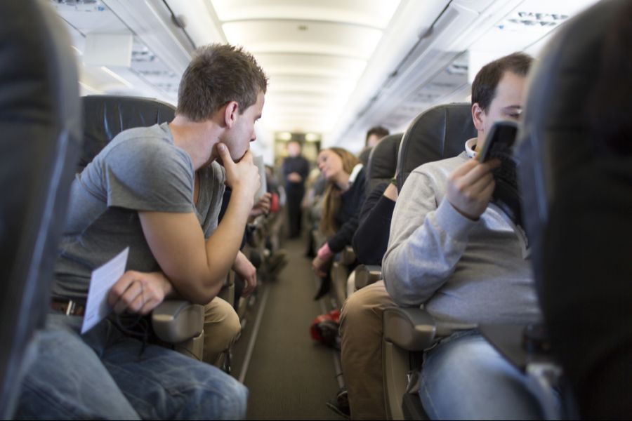 Dass Crewmitglieder Passagieren in Airlines Sitzplätze wegschnappen, sorgt regelmässig für Ärger.