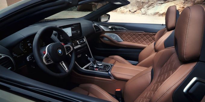 Im Interieur verschmelzen luxuriöse Materialien mit einem fahrerorientierten Cockpit-Design, das ein exklusives Ambiente schafft. BMW M8 Cabrio