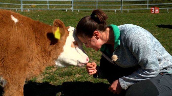 Priska führt einen Milchbetrieb im Berner Oberland. Priska BLS