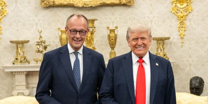 Im Gegensatz zu anderen Besuchern empfing Trump Merz nicht in aggressiver Grundstimmung. Trump Merz