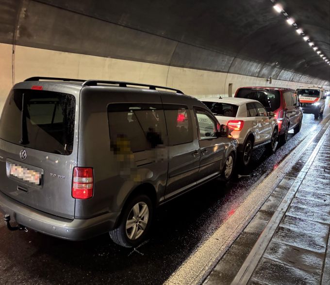 Es kam zur Auffahrkollision zwischen vier Autos. Unfall