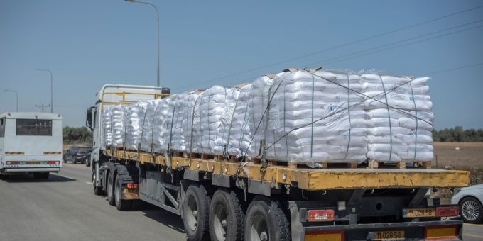 Die neu gegründete Stiftung Gaza Humanitarian Foundation (GHF) sollte Hilfsgüter demnach direkt an die Bevölkerung verteilen. (Archivbild) Lastwagen mit Hilfsgütern