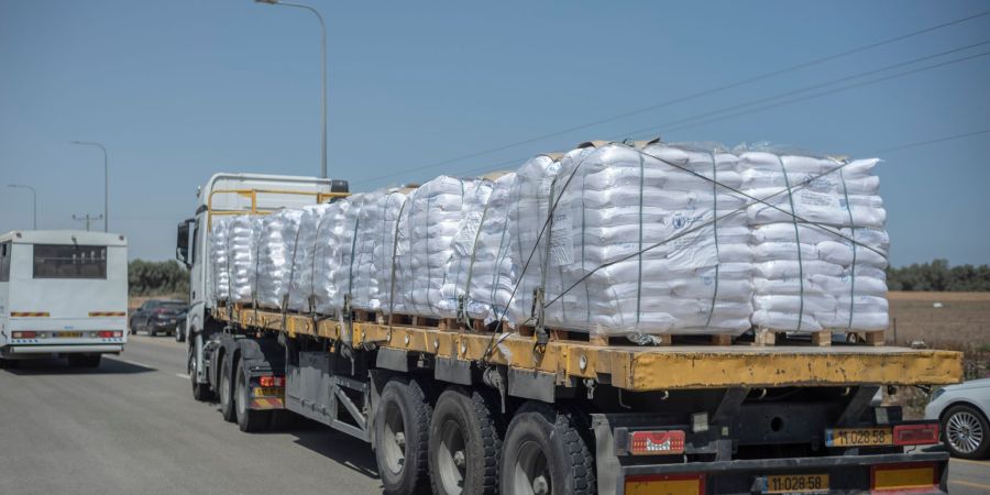 Nach israelischen Angaben sind weitere Lastwagen mit Hilfsgütern im Gazastreifen angekommen. (Archivbild)