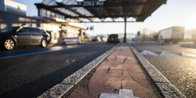 Am Grenzübergang in Au SG wurde ein Slowake kontrolliert. Aus Angst vor einer Festnahme sprang er in den Rhein und schwamm über die Grenze ins österreichische Lustenau. Grenzübergang