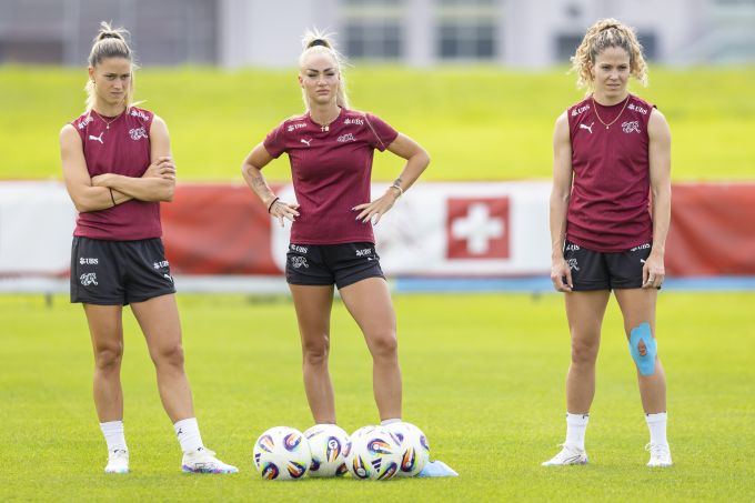 Viola Calligaris, Alisha Lehmann, und Luana Bühler (v.l.) im Training der Schweizer Nati vor der EM 2025. EM 2025 SChweizer Nati