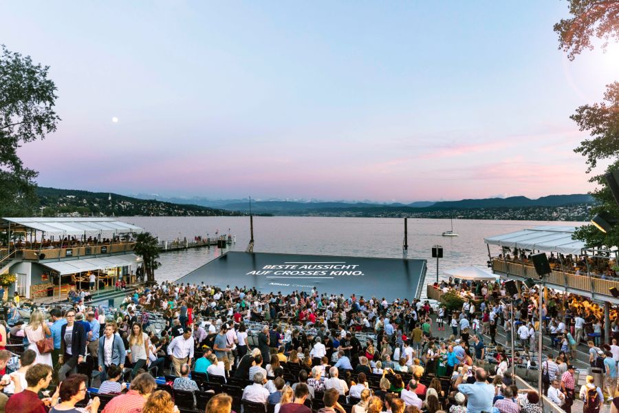 Wundervolle Kulisse: Filmreifes Abendrot über dem Zürichsee.