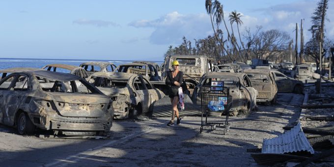 Eine Frau läuft durch das von Waldbränden zerstörte Lahaina. Lahaina Waldbrand