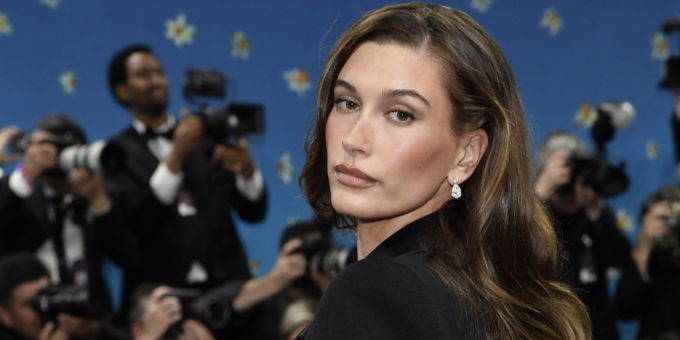 Der Verkauf ihrer Kosmetikmarke «Rhode» bringt Hailey Bieber einige Millionen ein. (Archivbild) Hailey Bieber