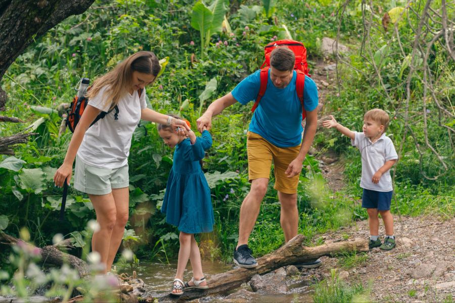 Familie in der Natur, Spaziergang, Wanderung