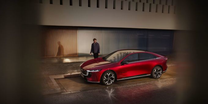 Der Mazda 6e hat eine elegante und schnittige Silhouette, die sowohl Sportlichkeit als auch Premium-Anspruch vermittelt. Mazda 6e