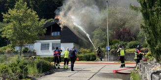 Flammen in Orpund BE - Dach eines Einfamilienhauses in Brand
