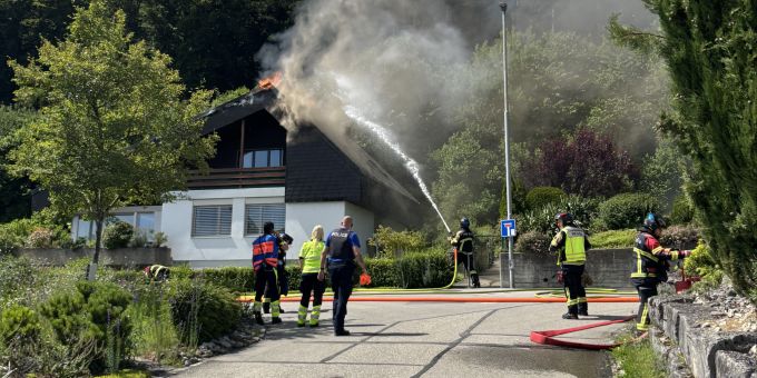 Flammen in Orpund BE - Dach eines Einfamilienhauses in Brand