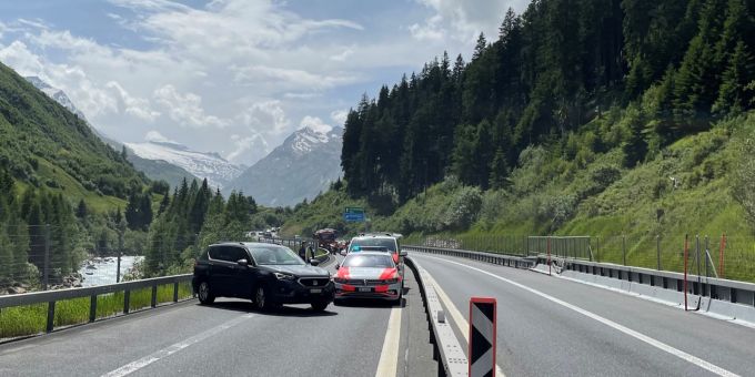 Um die Motorradgruppe anzuhalten, musste die Kantonspolizei die übrigen Verkehrsteilnehmenden umleiten. Verkehrsbehinderung