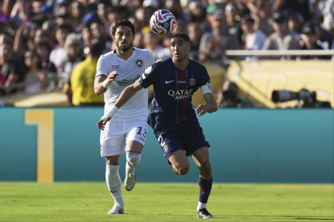 Achraf Hakimi von PSG im Laufduell mit Botafogos Alex Telles. CWC PSG Botafogo Soccer