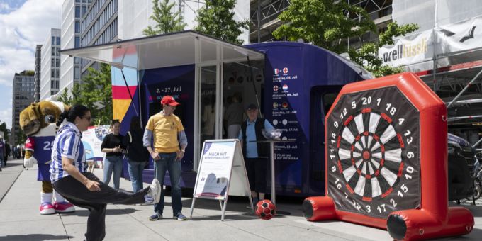Eine Frau spielt den Ball an der ZueriFanzone an der Europaallee anlässlich der UEFA Women's EURO 2025. ZueriFanzone