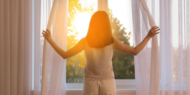 Frau Am Fenster