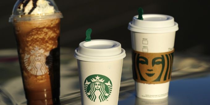 Mehrere Produkte der US-amerikanischen Kaffeekette Starbucks. (Archivbild) Starbucks
