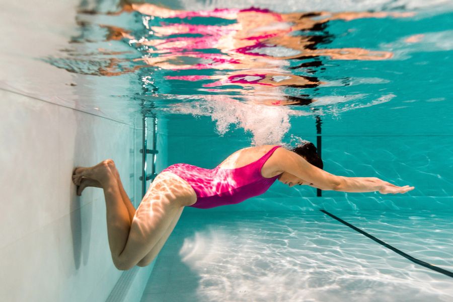 Frau beim Schwimmen