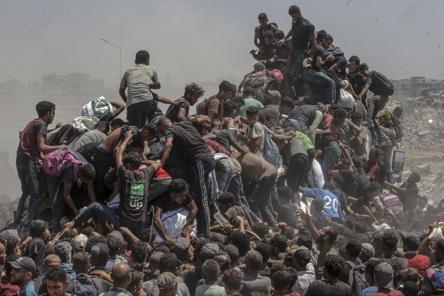 Verzweifelte Palästinenser versuchen im Israel-Gaza-Krieg, Mehlsäcke von einem Lastwagen zu erlangen.