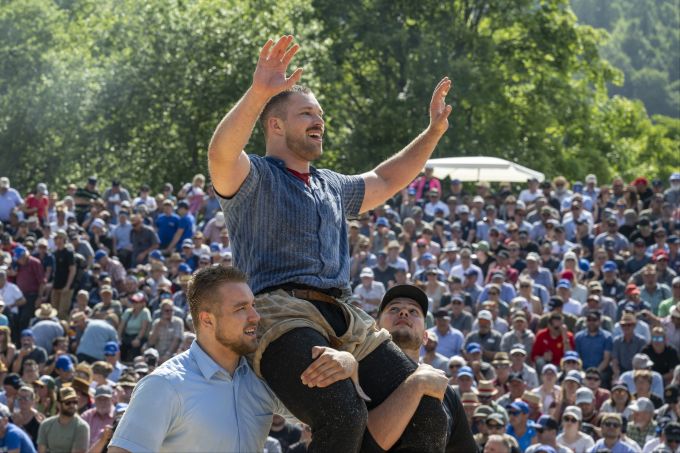 Fabian Staudenmann lässt sich nach seinem Sieg auf dem Stoos feiern. Fabian Staudenmann