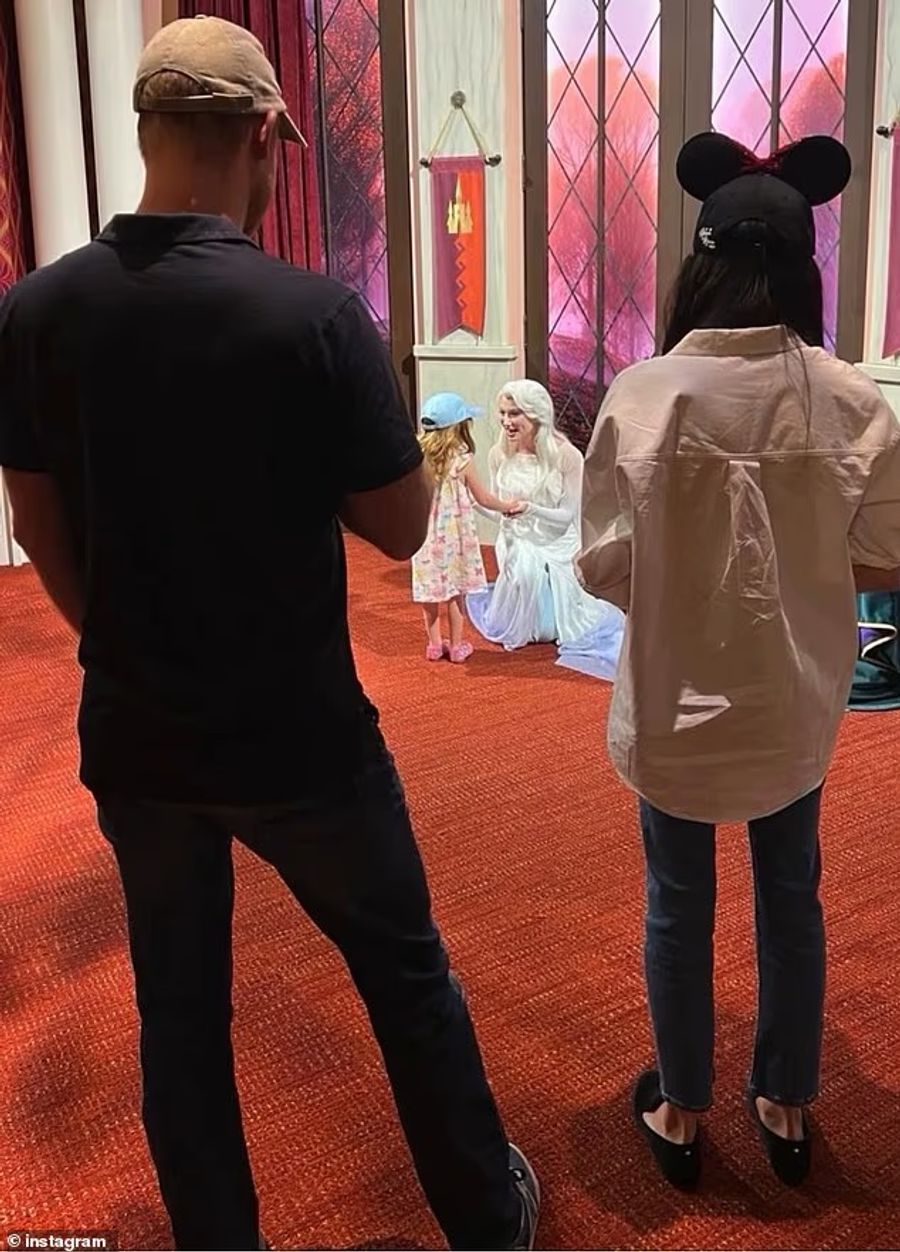 Ein Ausschnitt zeigte, wie Lillibet und Archie die Gelegenheit hatten, Disney-Prinzessin Elsa aus Frozen zu treffen.