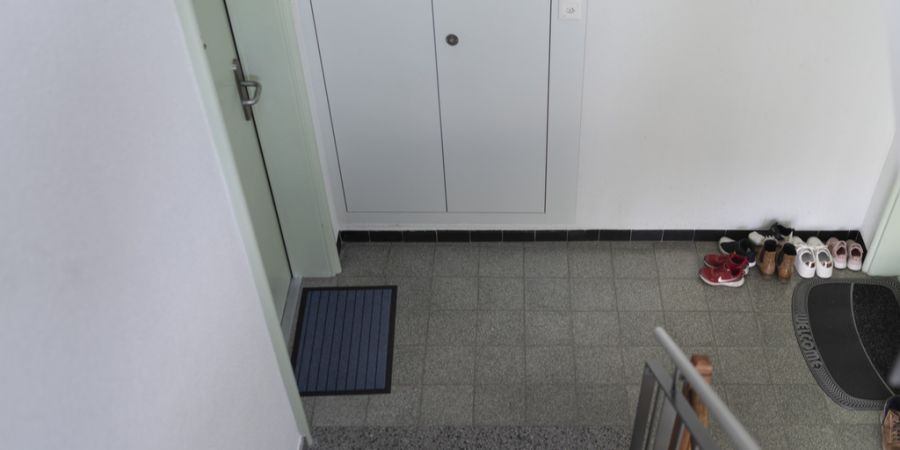 Wohnungstür Gang Treppenhaus