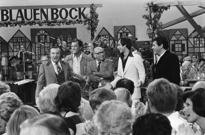 Robert Lembke und schweizerische Quizmaster moderieren "Zum Blauen Bock" die Gemeinschaftssendung des Deutschen und Schweizer Fernsehens, 1976. (Archivbild) robert lembke