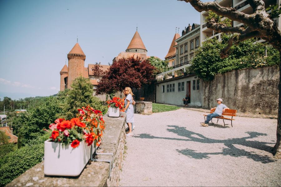 Die S30 bringt Sie in nur einer Viertelstunde weiter nach Estavayer-le-Lac mit seinen verwinkelten Gässchen und der weitläufigen Uferpromenade. Besonders sehenswert sind der kreative ArtiChoke Street-Art-Rundweg, das imposante Schloss und der Rosengarten. Im See verbergen sich die ältesten Schätze der Region: prähistorische Pfahlbauten, die zum UNESCO-Weltkulturerbe zählen.