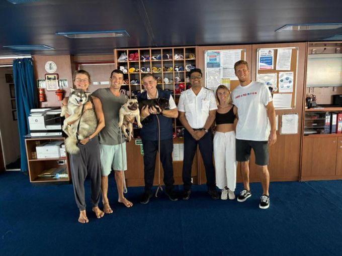 Zwei Paare und ihre drei Hunde wurden von der Carnival Splendor aus dem Südpazifik gerettet, nachdem ihr Katamaran havariert war. Kreuzfahrtschiff Rettung