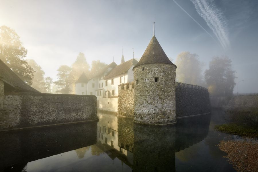 Das malerische Schloss Hallwyl thront idyllisch am Ufer des Hallwilersees.