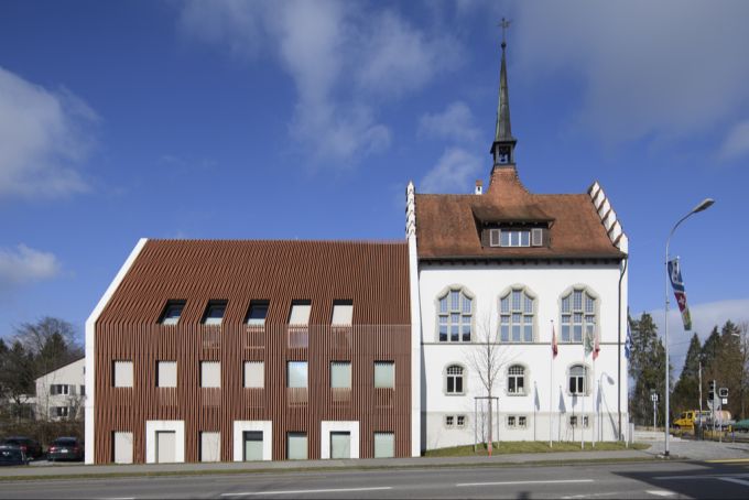 Von dem Maisfeld ging es in die Untersuchungshaft und schliesslich zum Bezirksgericht Münchwilen. (Archivbild) Maisfeld Einbrecher zelten Diebe