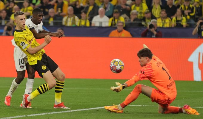 Gregor Kobel hält den Schuss von Ousmane Dembélé (l.) und sichert dem BVB den Sieg. BVB