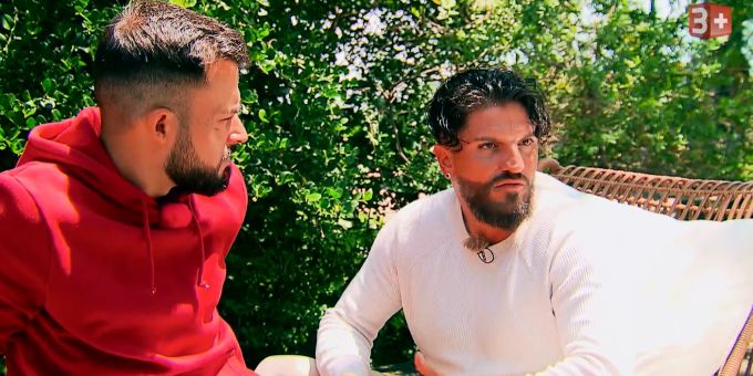 Fabio (r.) erzählt seinen Mitkonkurrenten von seiner Vergangenheit als Callboy. Fabio Die Bachelorette